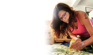 Annie Murphy au travail artiste peintre